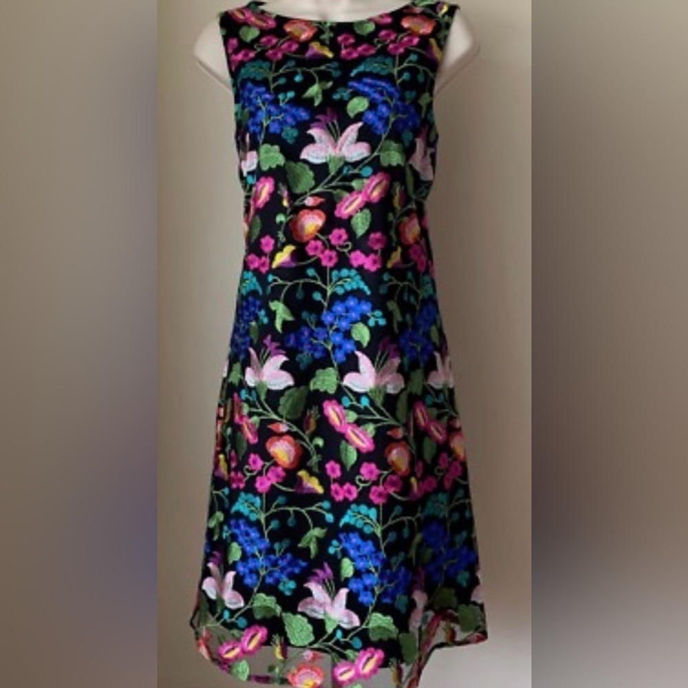 Tahari Embroidered floral sleevless dress size 6 stunning!